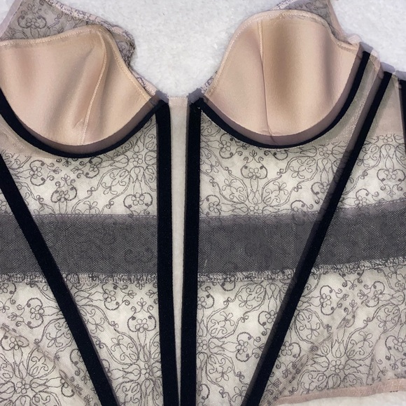 Limited Edition Black Lace Zip-Up Corset - Picture 4 of 10